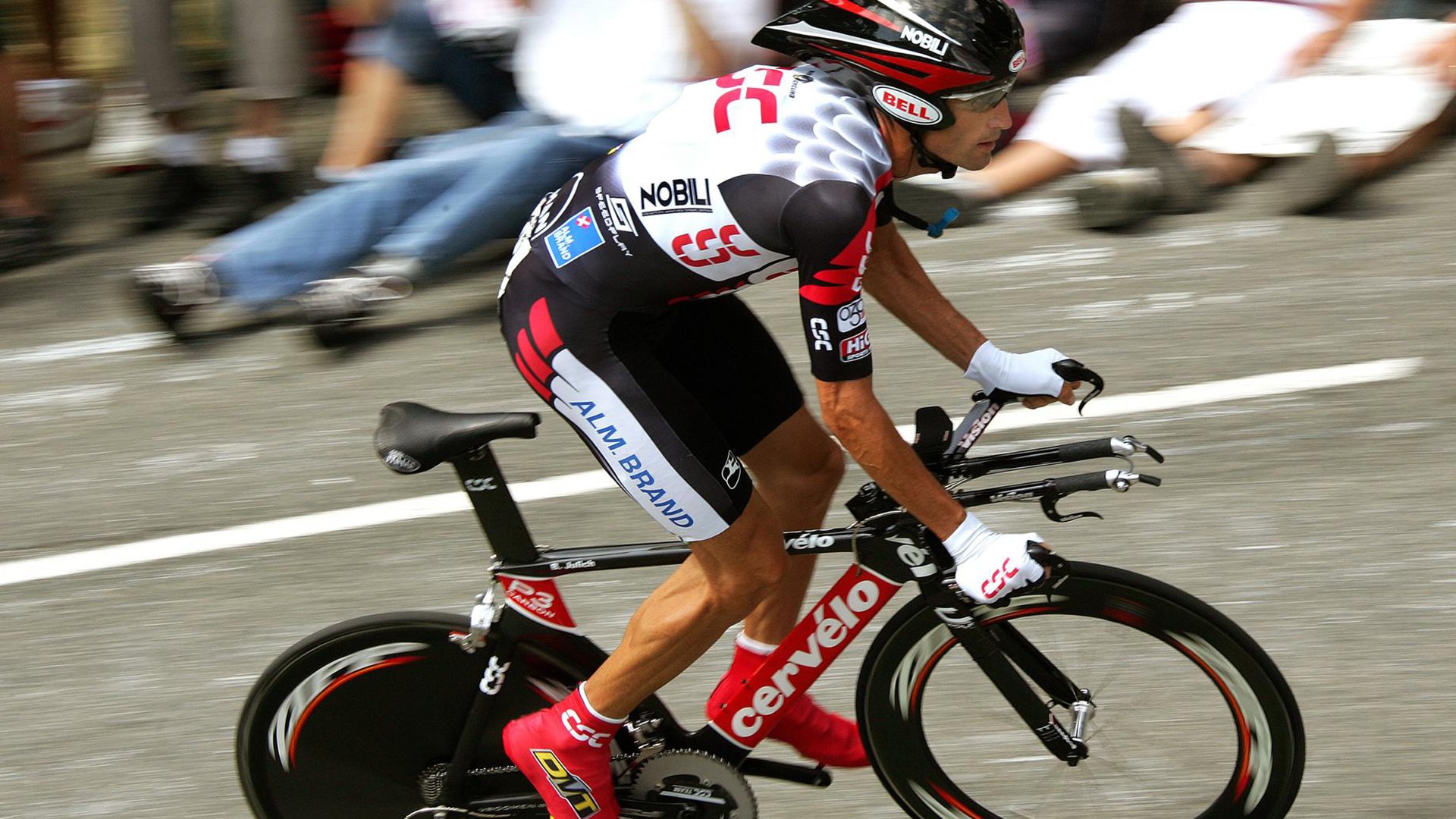 世界青少年铁人三项赛 墨西哥选手在高温下笑到最后